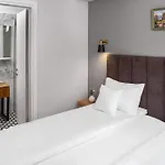 & Close To Old Town Hotell