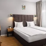 & Close To Old Town 3* Bukarest